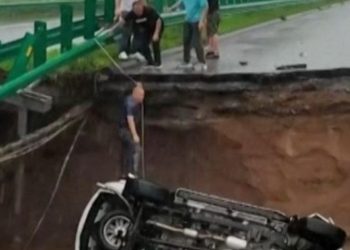 Momenti i frikshëm kur një makinë zhytet nën urën e shembur