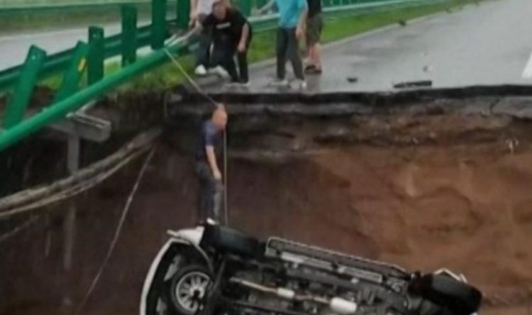 Momenti i frikshëm kur një makinë zhytet nën urën e shembur