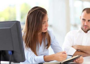 Tensionet në zyrë, ti t’ia bëni me kolegët e padurueshëm