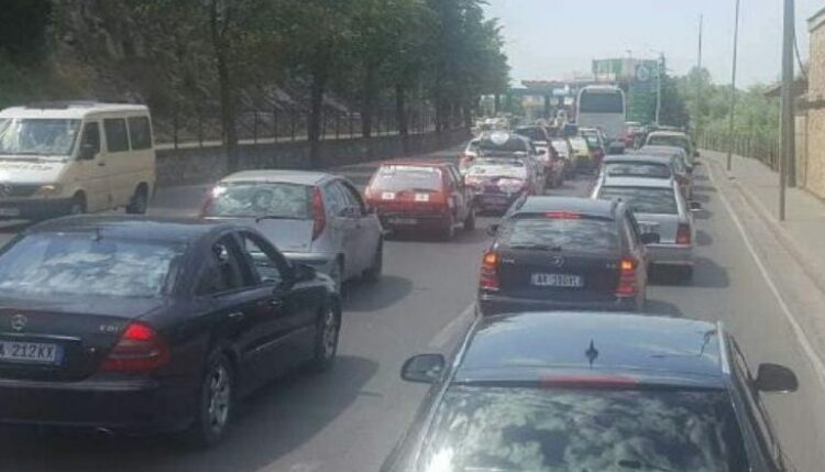 Rëndohet trafiku në Fier, këto janë tre akset më problematike