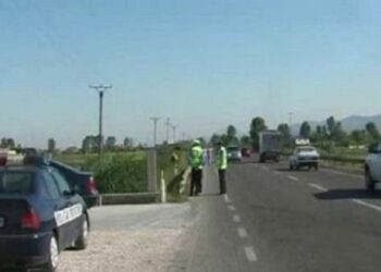 Kamionçina përplaset me mjetin e emigrantit, plagosen 2 shoferët