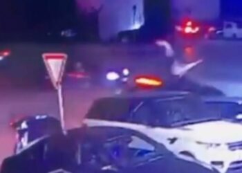 Pamje të rënda, makina ‘merr përpara’ dy persona (VIDEO)