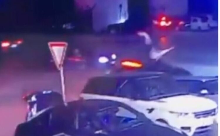 Pamje të rënda, makina ‘merr përpara’ dy persona (VIDEO)