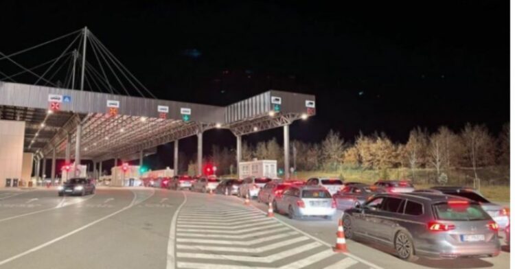 Radhë të gjata makinash për të dalë nga Kosova