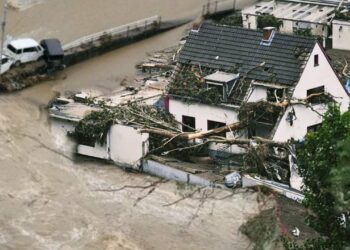 E frikshme/ Uji merr përpara shtëpitë në Norvegji