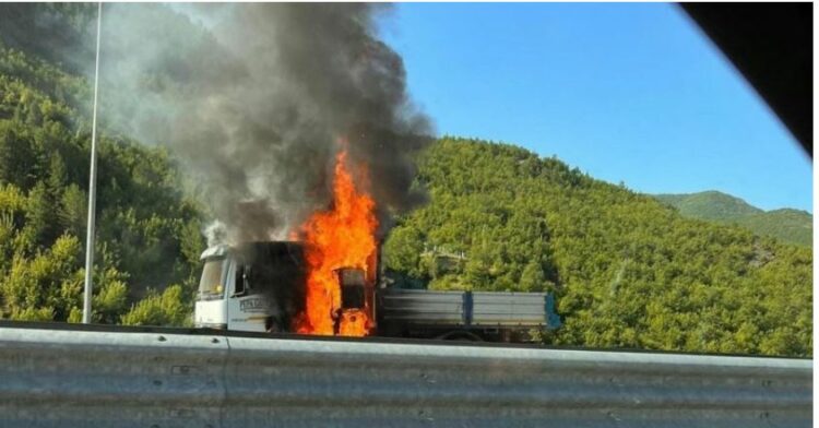 Merr flakë kamioni në rrugën Lushnjë –Rrogozhinë