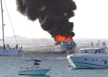 Merr flakë dhe fundoset jahti luksoz, ja kujt i përkiste