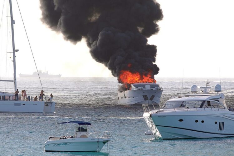 Merr flakë dhe fundoset jahti luksoz, ja kujt i përkiste