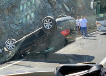 Përplaset me bordurat, makina kthehet përmbys