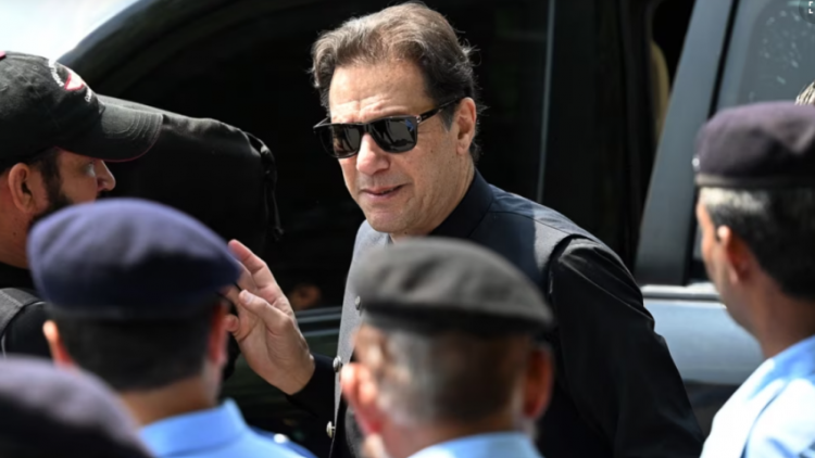 Arrestohet ish-kryeministri pakistanez, bën thirrje për protesta