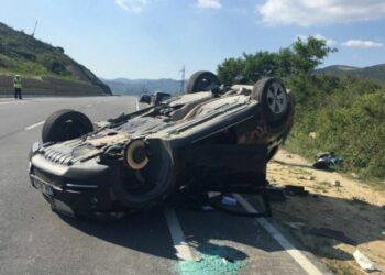 Përmbyset makina, dy vajzat që ishin në mjet largohen…