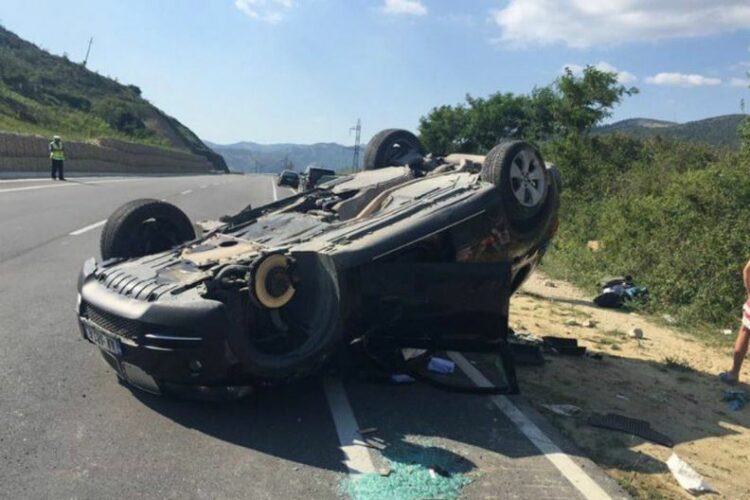 Përmbyset makina, dy vajzat që ishin në mjet largohen…