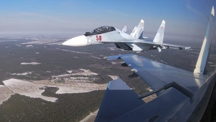 Humb kontrollin dhe bie avioni ushtarak, vdesin dy pilotët