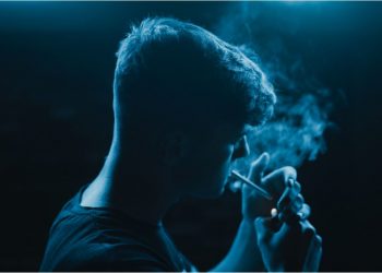 Çfarë i bën fytyrës pirja e duhanit për 30 vjet?