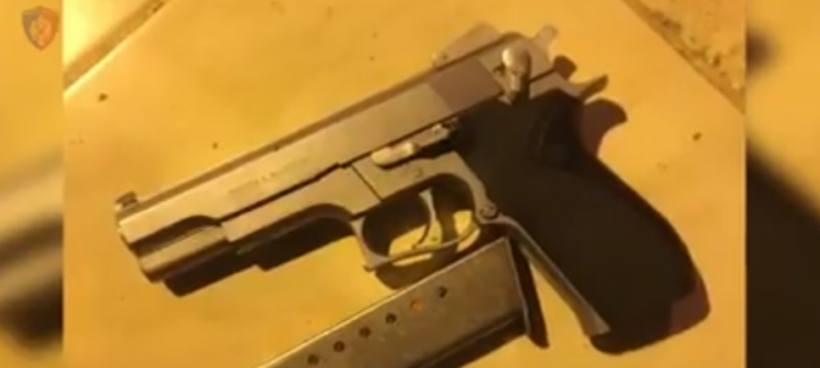 Theu arrestin në shtëpi dhe lëvizte me pistoletë me fishek në fole, arrestohet 36-vjeçari