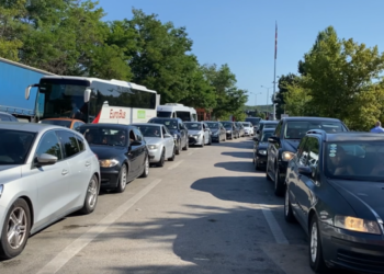 Mungesa e sporteleve, radhë të gjatë në pikën e kalimit në Qafë Thanë