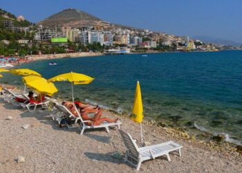 U merrnin para pushuesve në plazhe publike, sekuestrohen 160 çadra