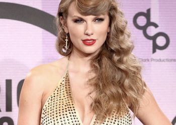 Taylor Swift “dorëlëshuar” me stafin, jep 55 milionë dollarë bonus