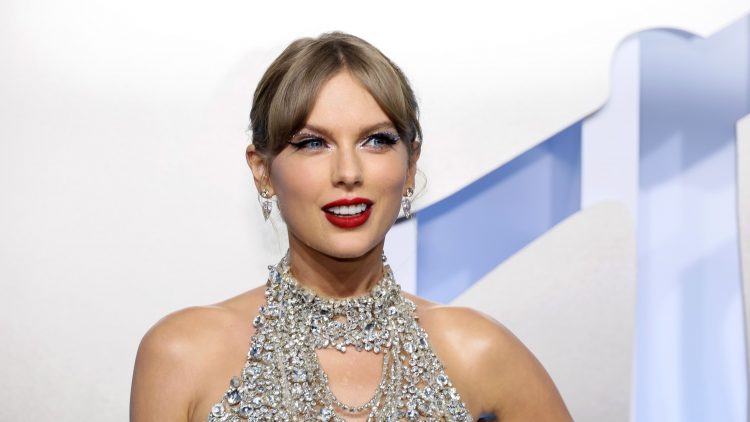 Taylor Swift “dorëlëshuar” me stafin, jep 55 milionë dollarë bonus