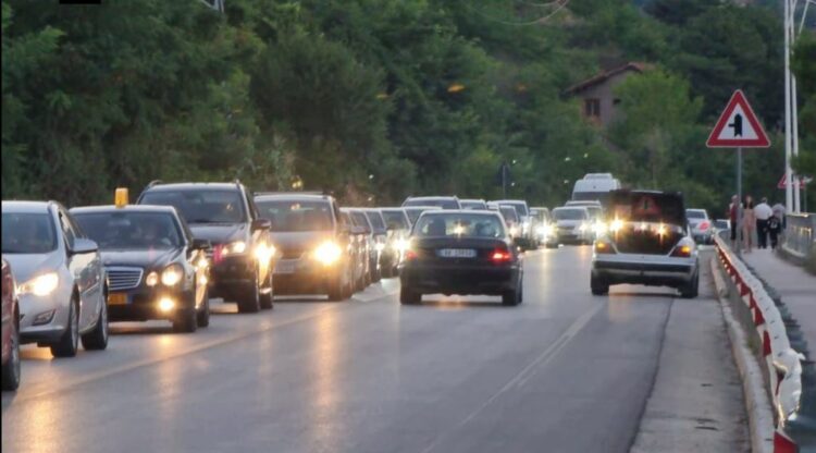 Trafik i rënduar në Pogradec, shkak sezoni turistik
