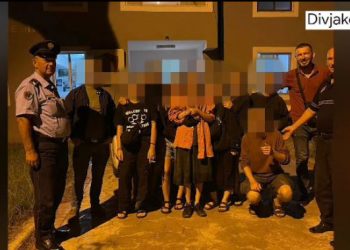 Ngecin në baltë në mes të pyllit, Policia ndihmon 8 turistë italianë