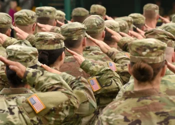 Besimi amerikan tek ushtria është në nivelin më të ulët të 20 viteve