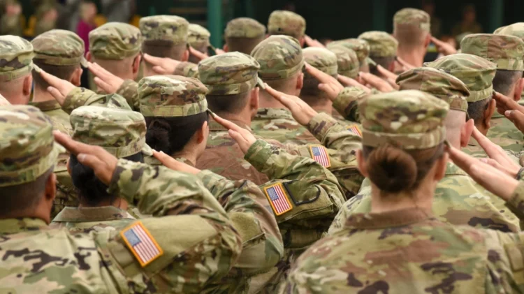Besimi amerikan tek ushtria është në nivelin më të ulët të 20 viteve