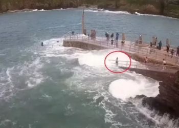 Vajza “rrëmbehet” nga dallgët, ja momenti i frikshëm