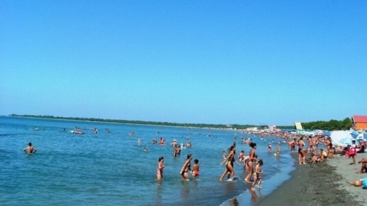 Shpëtohet nga mbytja i mituri në plazhin e Velipojës