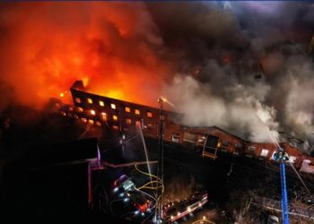 Zjarr i madh në një ndërtesë ushtarake në Rusi (VIDEO)