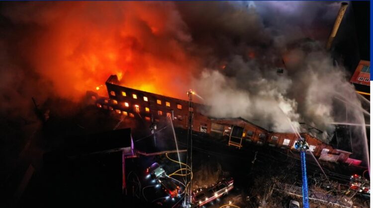 Zjarr i madh në një ndërtesë ushtarake në Rusi (VIDEO)