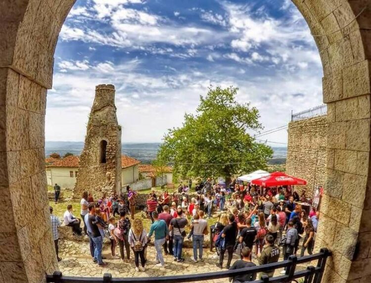 Turizmi/ INSTAT: 1.55 miliardë euro hyrje në 6 muajt e parë të vitit