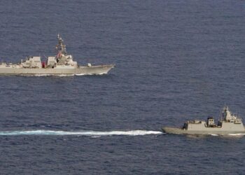 Anijet amerikane dhe filipinase, lundrojnë në Detin e Kinës Jugore