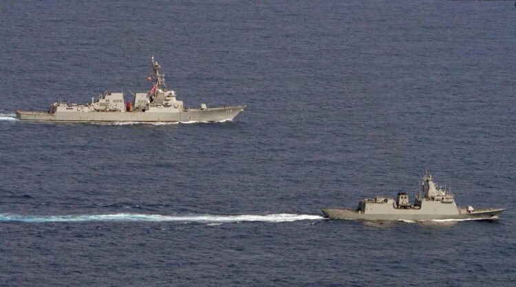 Anijet amerikane dhe filipinase, lundrojnë në Detin e Kinës Jugore