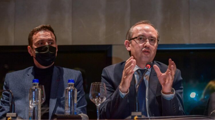 Synon kreun e LDK? Hoti: Jam duke e menduar. Abdixhiku ka…