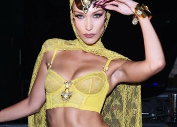 Bella shfaqet “si robot” në setin fotografik për Marc Jacobs