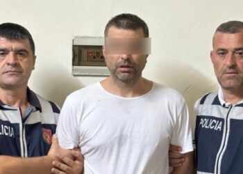 Momenti kur dërgohet në komisariat burri që plagosi efektivin (FOTO)