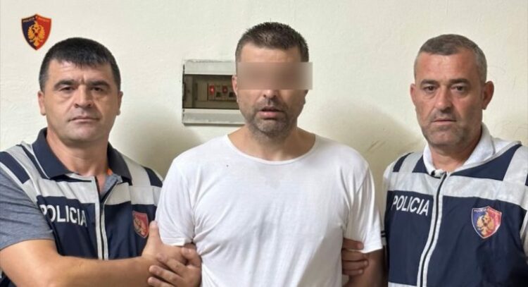 Momenti kur dërgohet në komisariat burri që plagosi efektivin (FOTO)