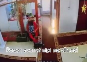 Video tronditëse! Edukatorja dhunon 3-vjeçarin, e tërheq zvarrë dhe..