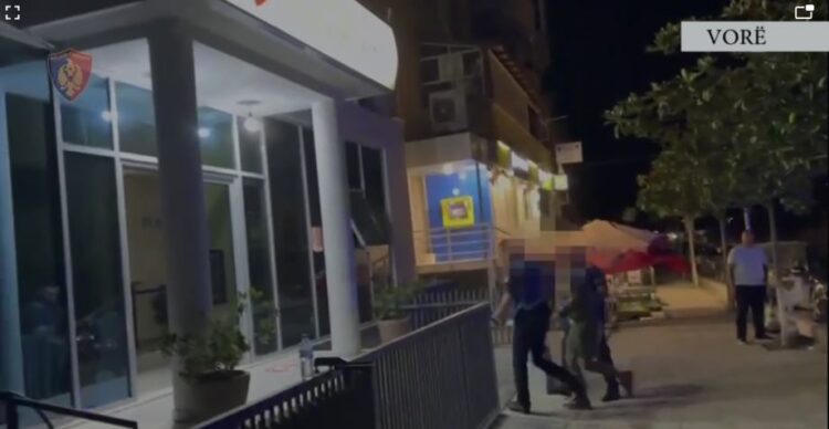 Në kërkim për tentativë vrasjeje, kapet 30-vjeçari me armë në makinë