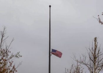 Amerika i bashkohet Kosovës në ditë zie