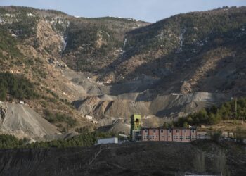 Aksidentohet minatori në Bulqizë, dërgohet në spital
