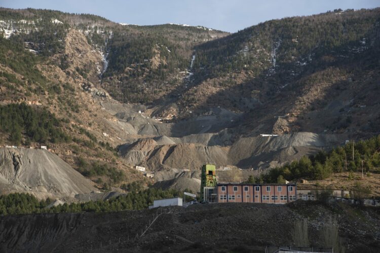 Aksidentohet minatori në Bulqizë, dërgohet në spital