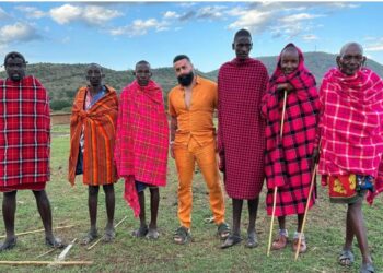 Getoar Selimi publikon foto me pjesëtarë të fisit afrikan