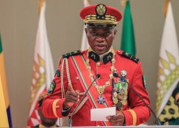 Lideri i puçit në Gabon betohet si president