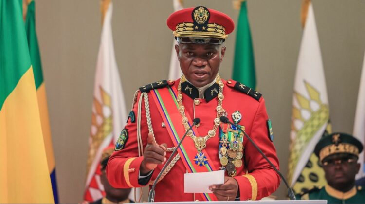Lideri i puçit në Gabon betohet si president