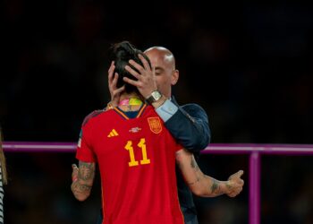 “Ç’të keqe ka?”/ Allen kritikohet ashpër për mbështjen ndaj Rubiales