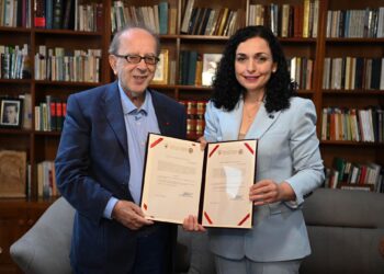 Osmani i dorëzon Kadaresë Dekretin e nënshtetësisë së Kosovës