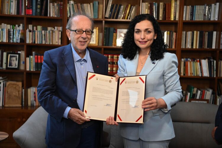 Osmani i dorëzon Kadaresë Dekretin e nënshtetësisë së Kosovës