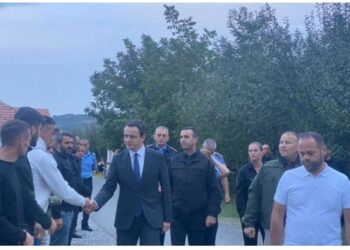 Kurti viziton familjen e policit të vrarë në veri